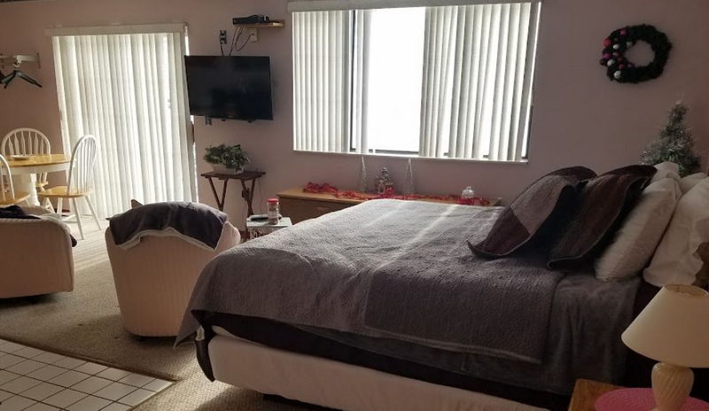 Colony Motel (Pearl Beach Bar & Motel) - From Web Listing (newer photo)